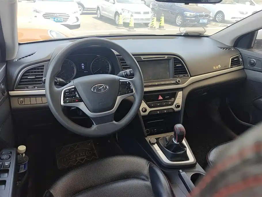 Hyundai Elantra 2018 — фото 12