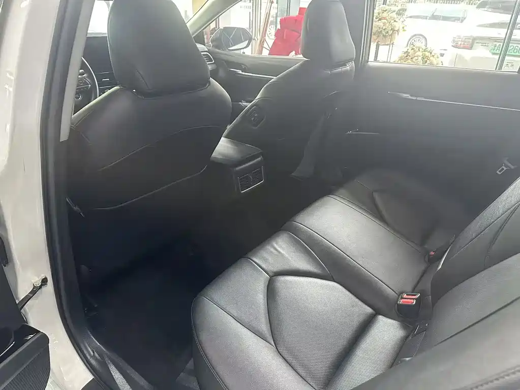 Toyota Camry 2022 — фото 10