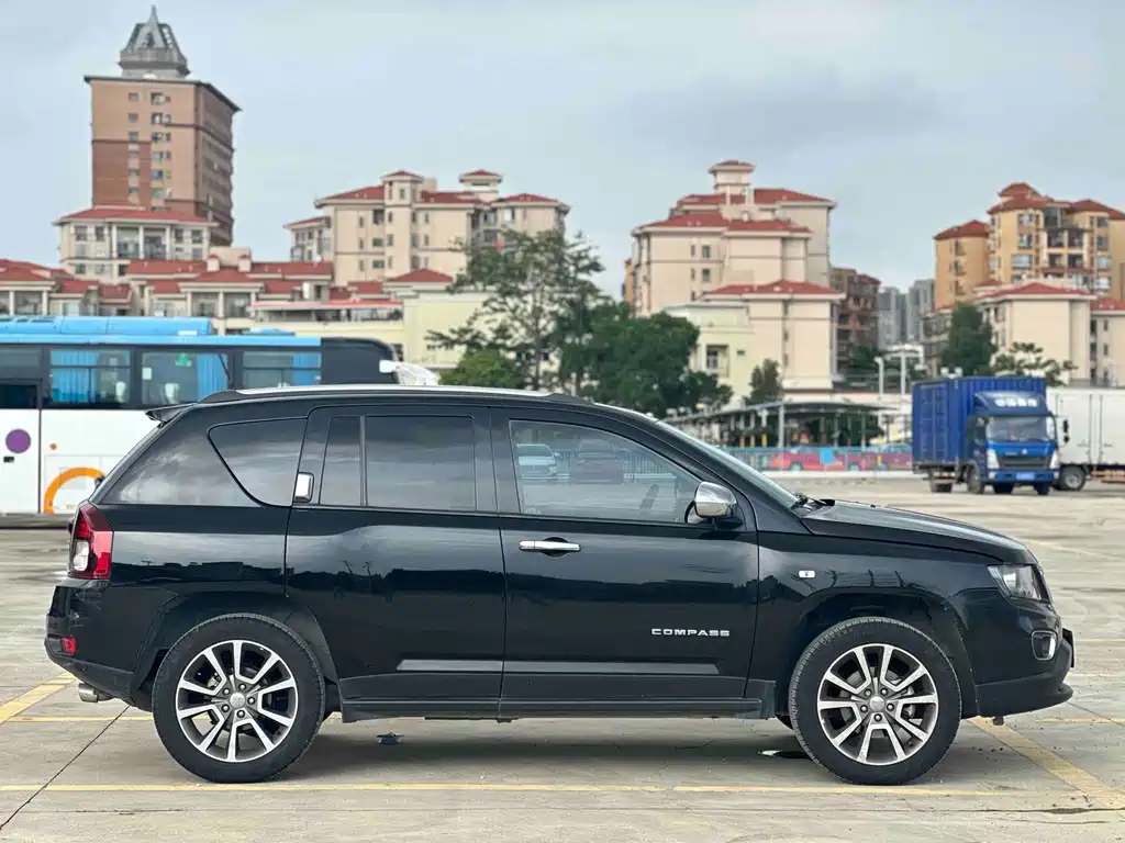 Jeep Compass 2015 — фото 13