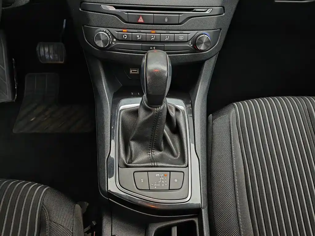 Peugeot 408 2014 — фото 13