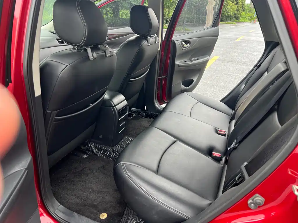 Nissan Tiida 2017 — фото 11