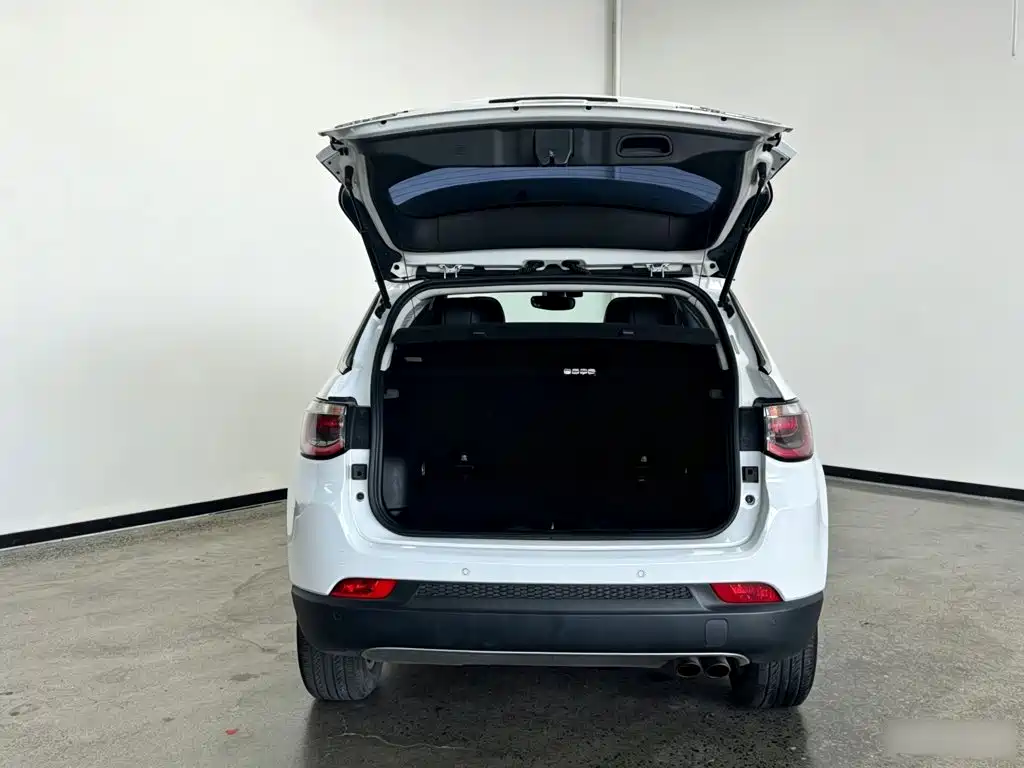 Jeep Compass 2018 — фото 19