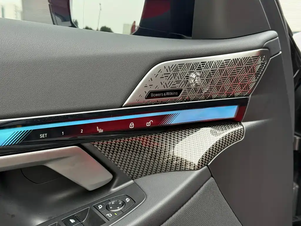 BMW M5 New Energy 2025 — фото 14