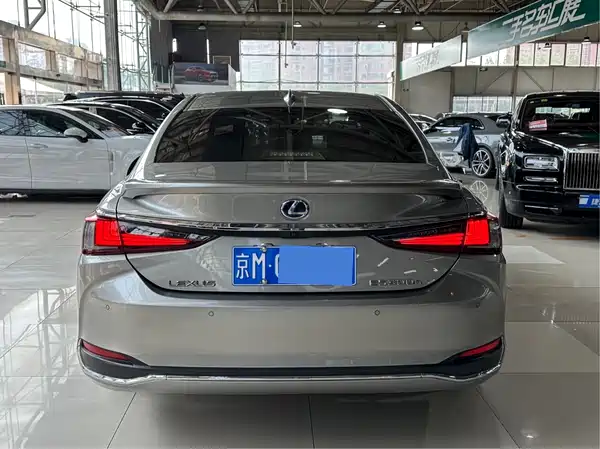 Lexus ES 2020