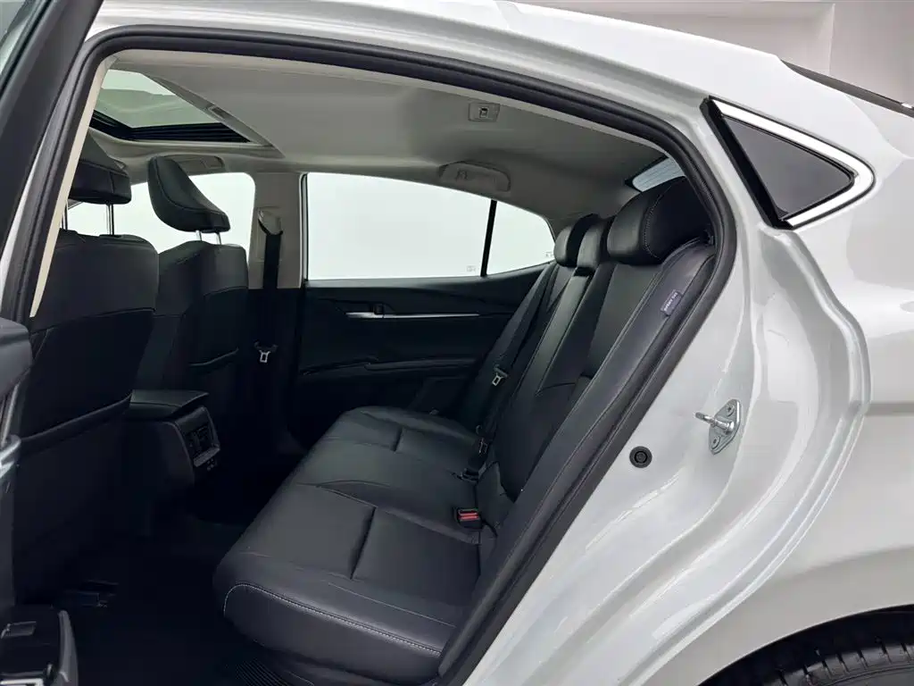 Toyota Camry 2024 — фото 20