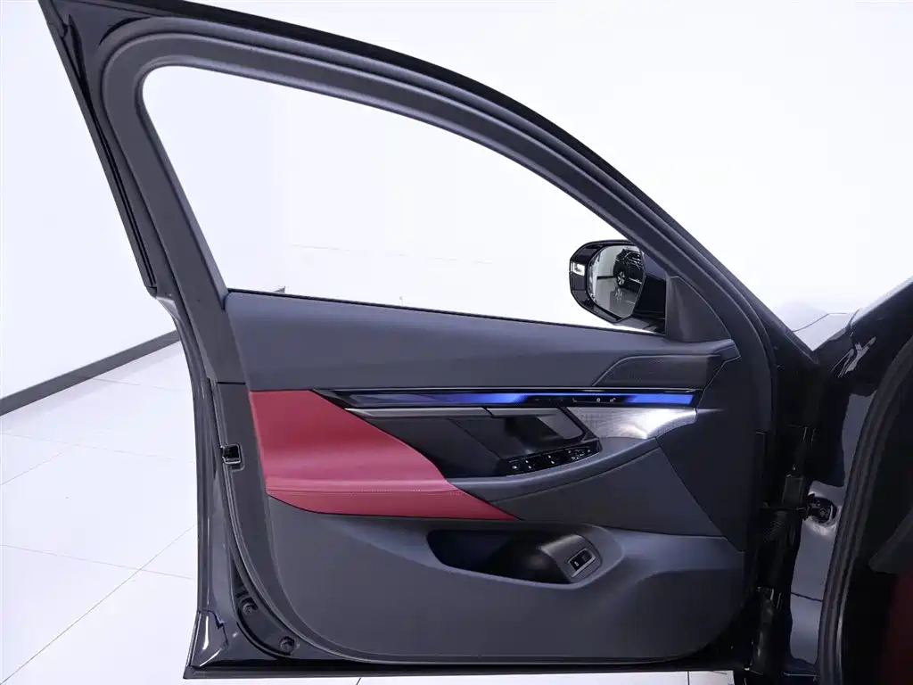 BMW 5 Series 2025 — фото 18