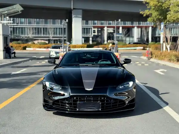 Aston Martin V8 Vantage 2022