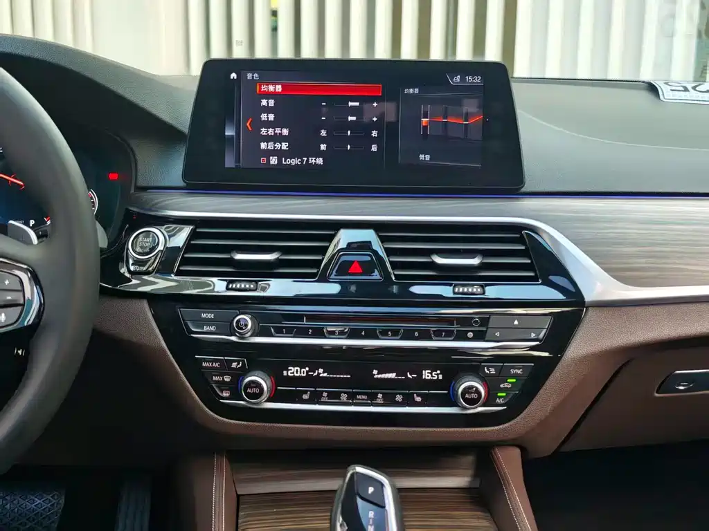 BMW 5 Series 2017 — фото 17