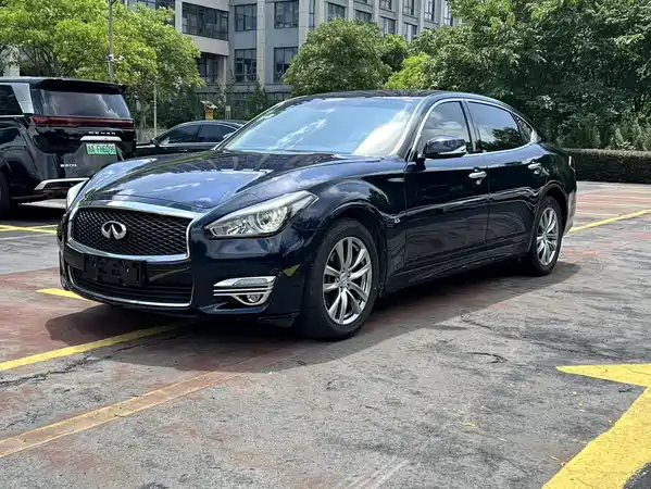Infiniti Q70 2016