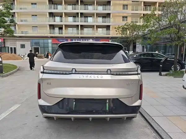 Lynk & Co 08 EM-P 2025