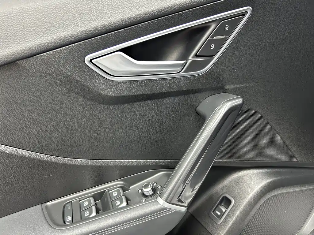 Audi Q2L 2023 — фото 10