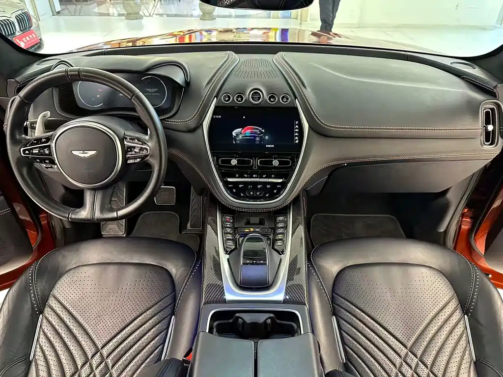 Aston Martin DBX 2021 — фото 22