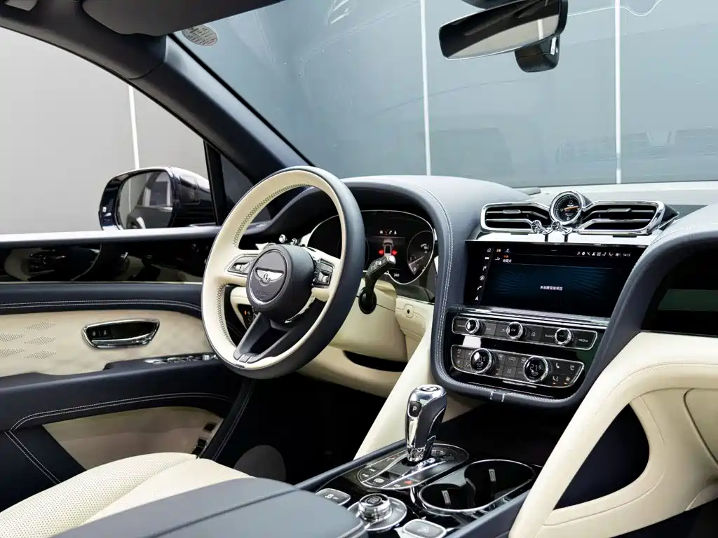 Bentley Bentayga 2025 — фото 17