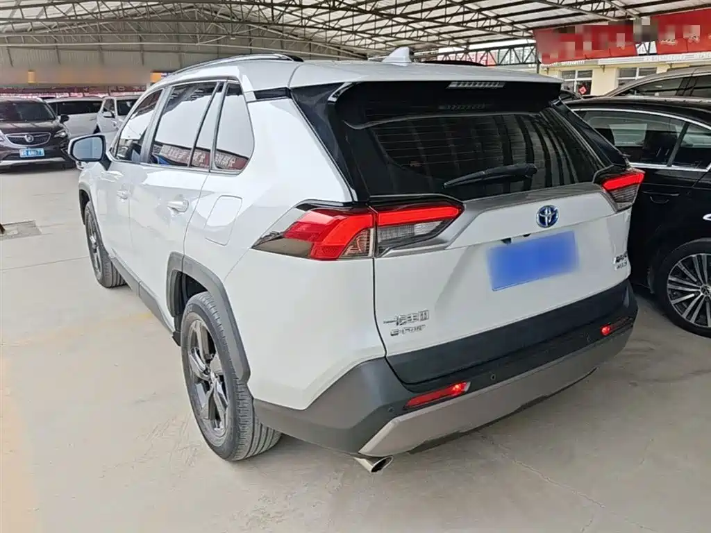 Toyota RAV4 2022 — фото 5