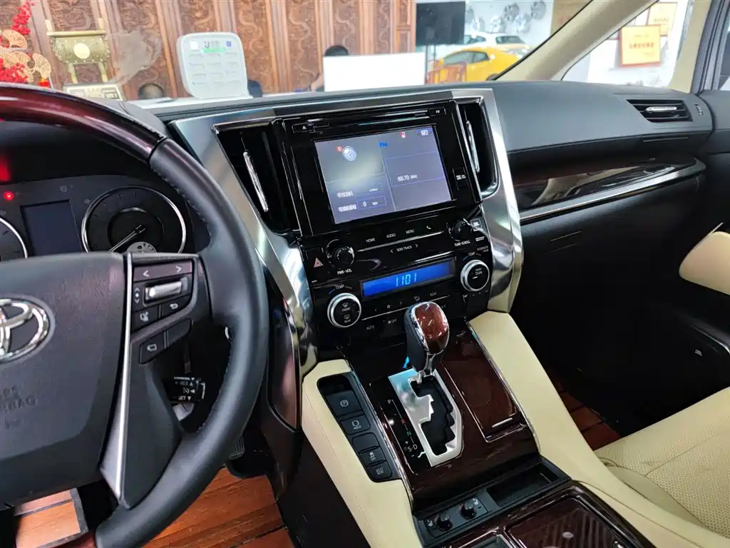 Toyota Alphard 2018 — фото 12