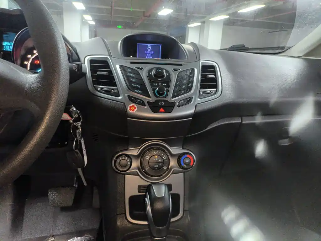 Ford Fiesta 2015 — фото 13