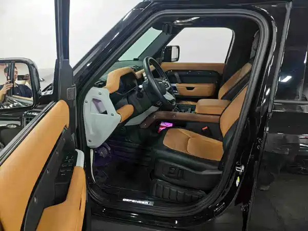Land Rover Defender 2023