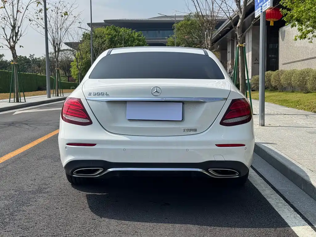 Mercedes-Benz E-Class 2018 — фото 18