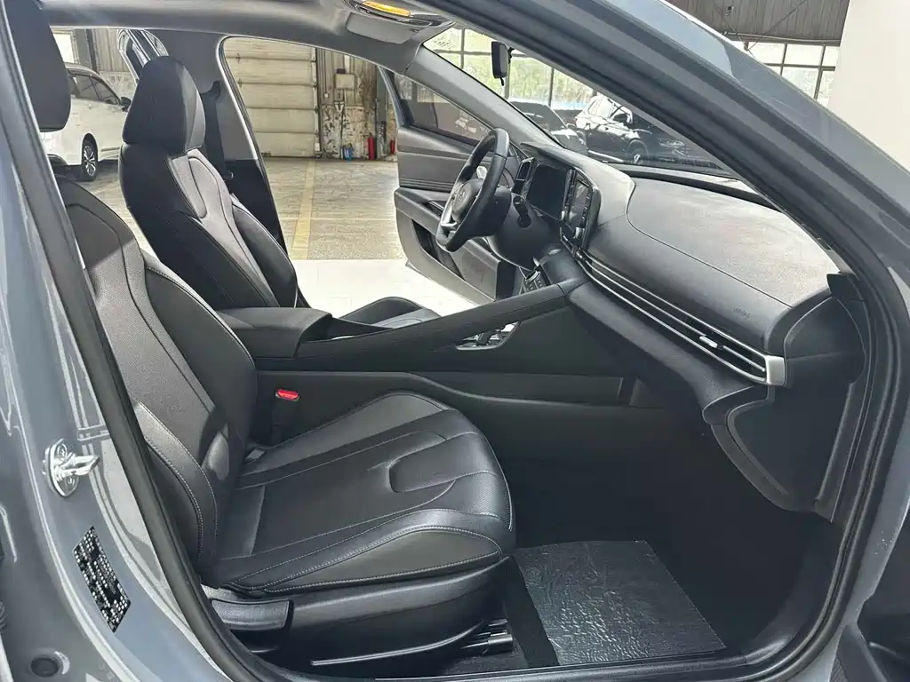 Hyundai Elantra 2023 — фото 21