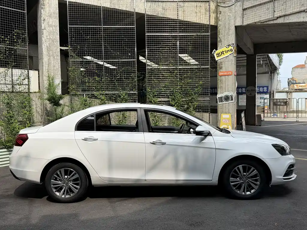 Geely Emgrand 2018 — фото 17