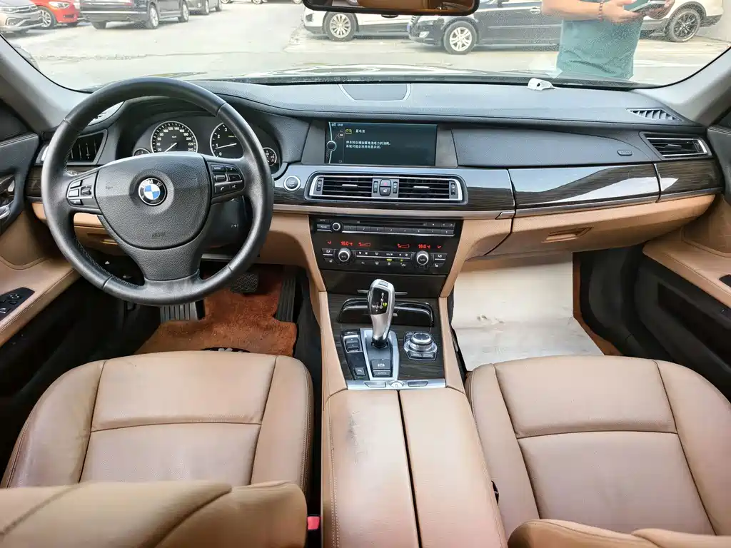 BMW 7 Series 2012 — фото 12