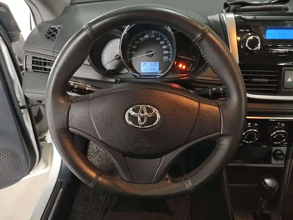 Toyota Yaris L 2017 — фото 11