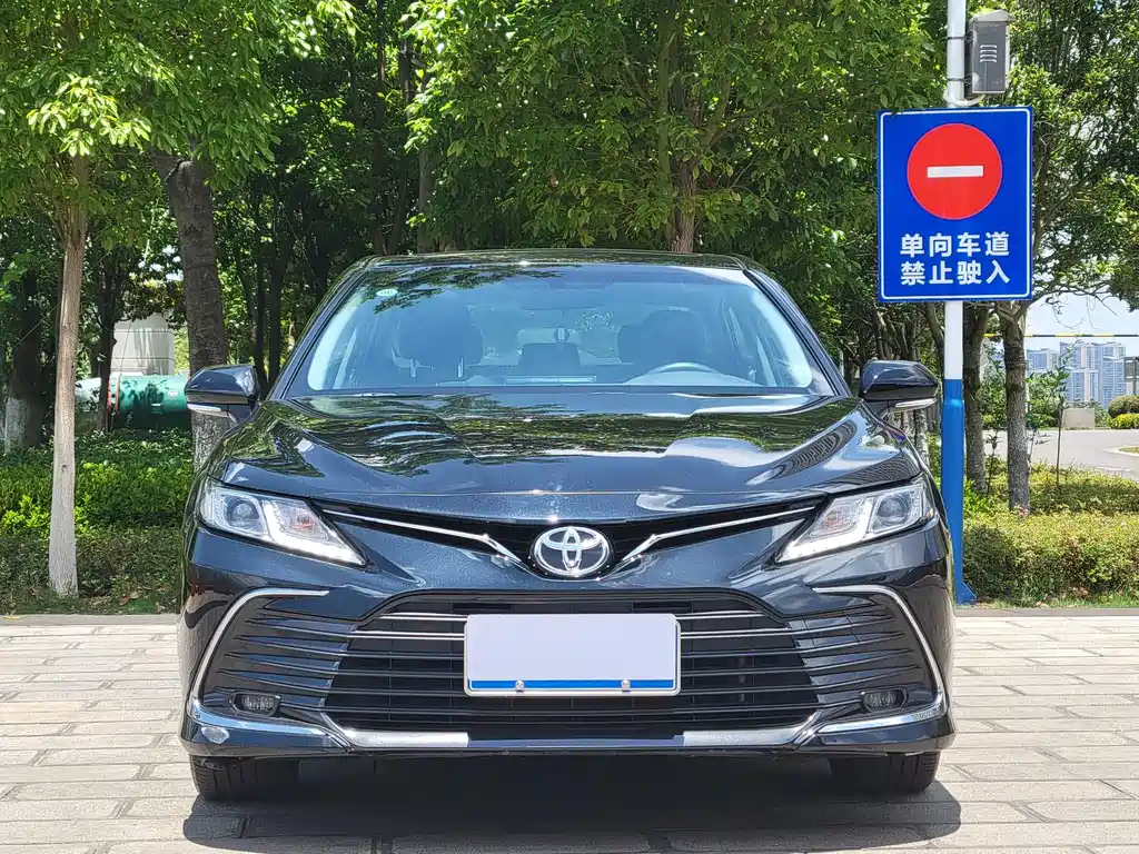 Toyota Camry 2023 — фото 2