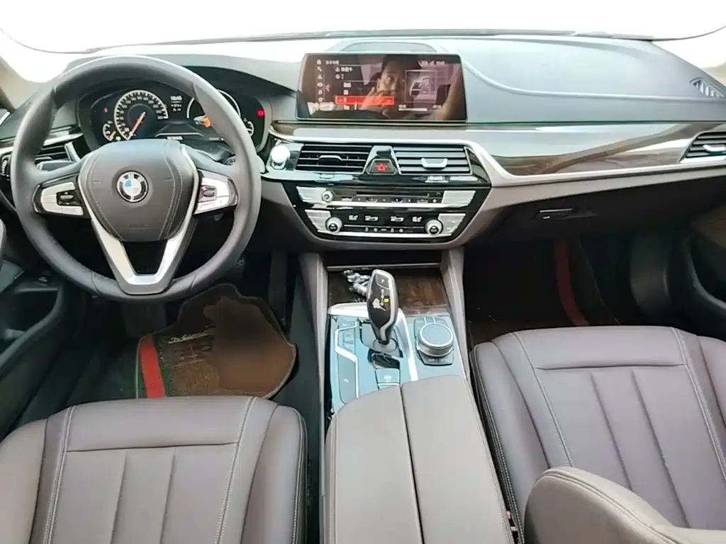 BMW 5 Series 2019 — фото 10