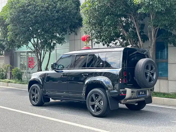 Land Rover Defender 2024