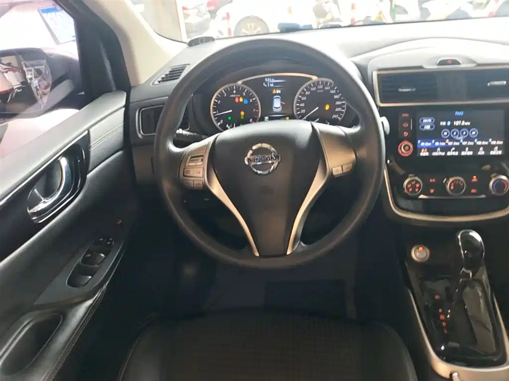 Nissan Tiida 2017 — фото 11