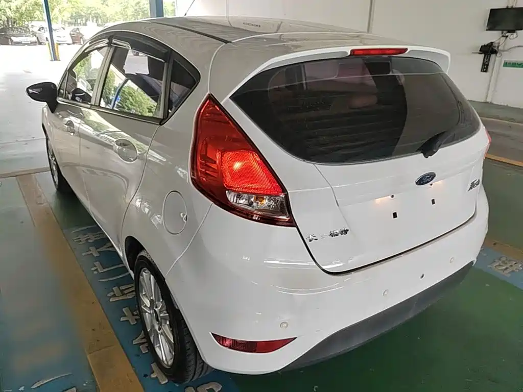Ford Fiesta 2015 — фото 5
