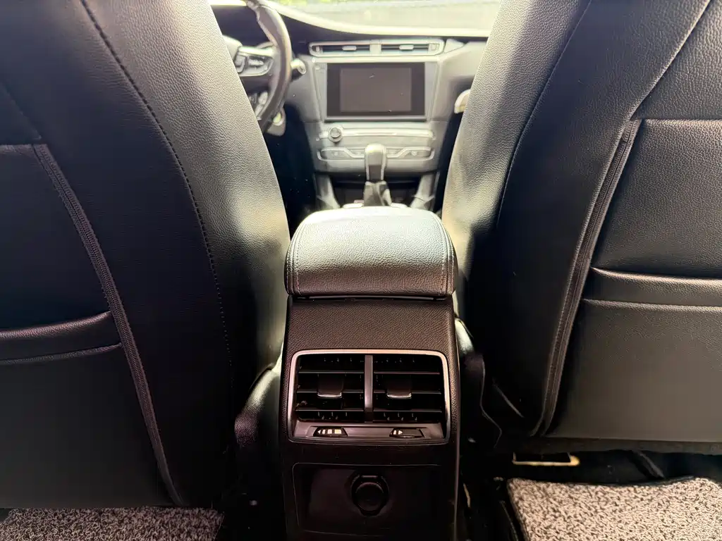 Peugeot 408 2017 — фото 11
