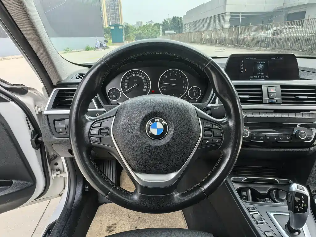 BMW 3 Series 2017 — фото 12