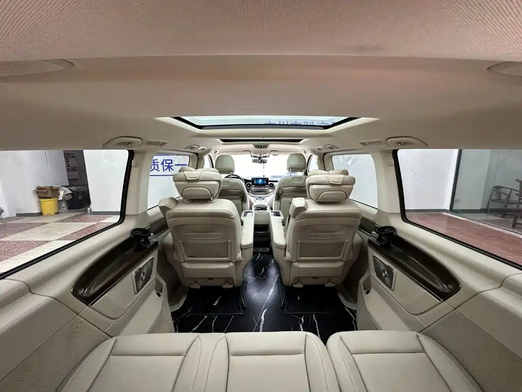 Mercedes-Benz V-Class 2023 — фото 40
