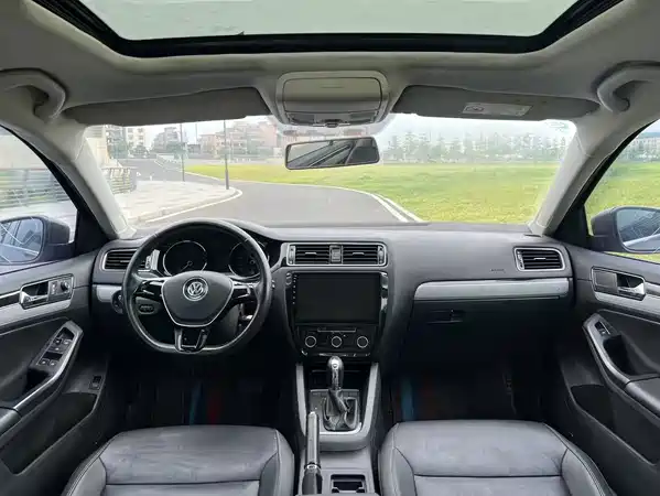 Volkswagen Sagitar 2016