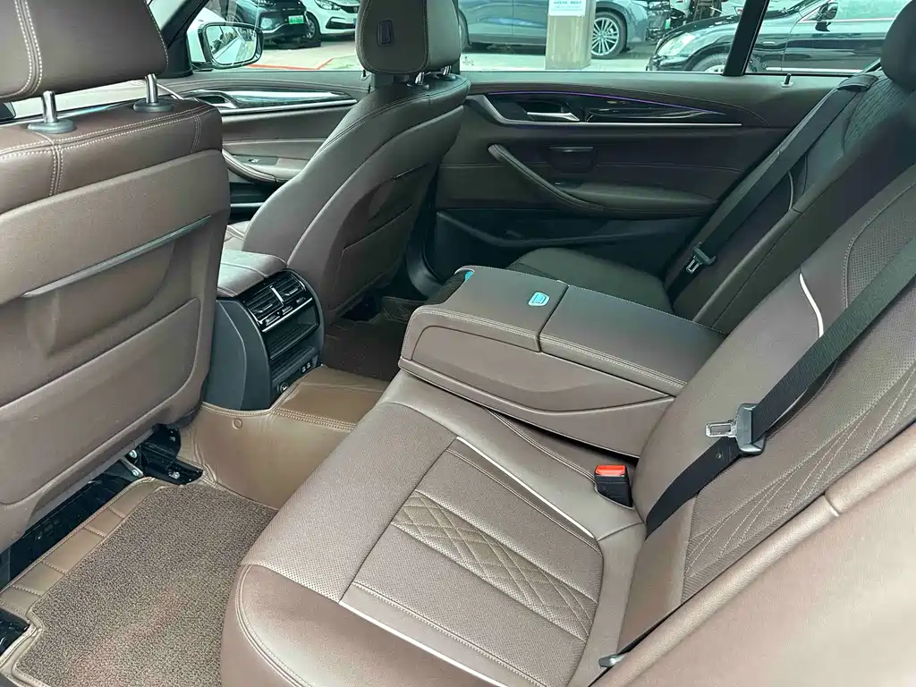 BMW 5 Series 2022 — фото 12