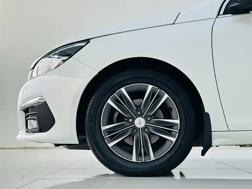 Peugeot 308 2017 — фото 9