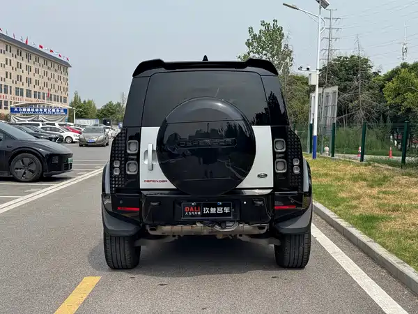 Land Rover Defender 2023