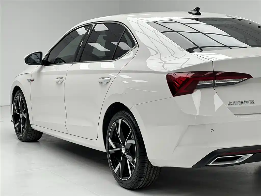 Skoda Octavia 2022 — фото 14