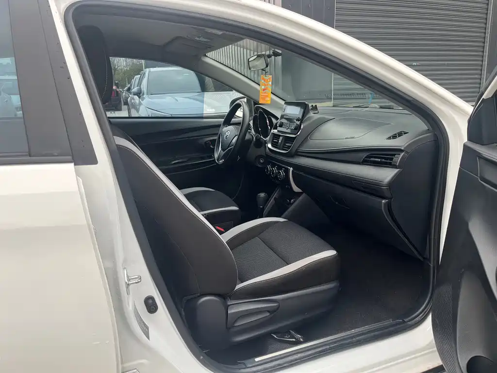 Toyota Yaris L 2023 — фото 13