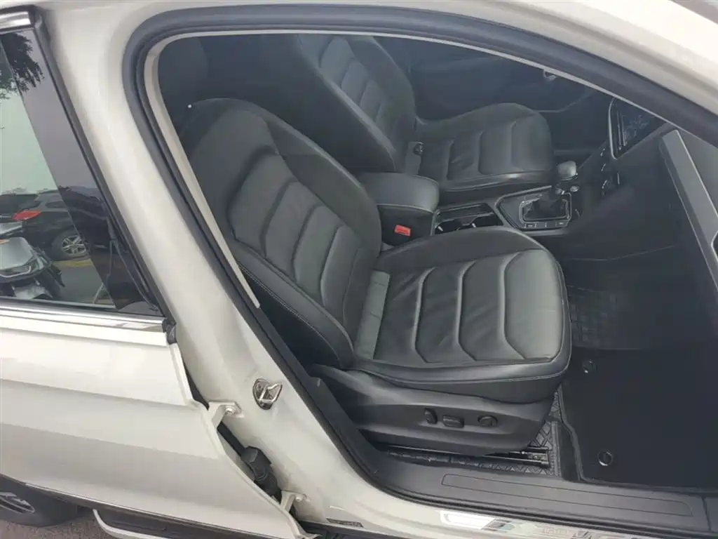 Volkswagen Tiguan L 2018 — фото 25