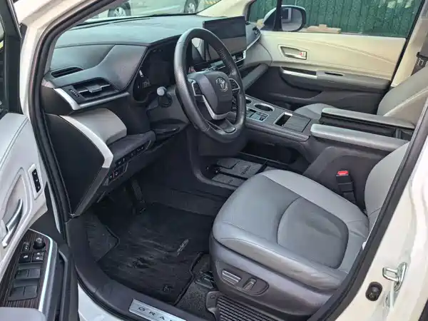 Toyota Granvia 2023