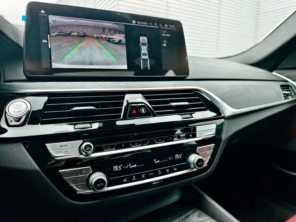 BMW 5 Series 2021 — фото 13