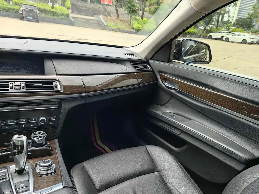 BMW 7 Series 2009 — фото 16