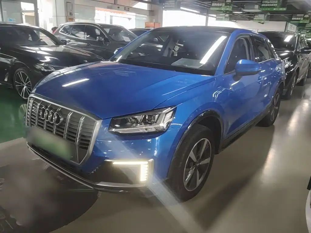 Audi Q2L e-tron 2020 — фото 2