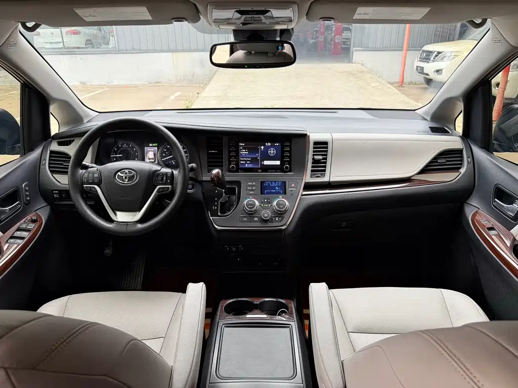 Toyota Sienna 2018 — фото 13