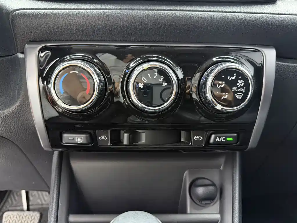 Toyota Yaris L 2021 — фото 12
