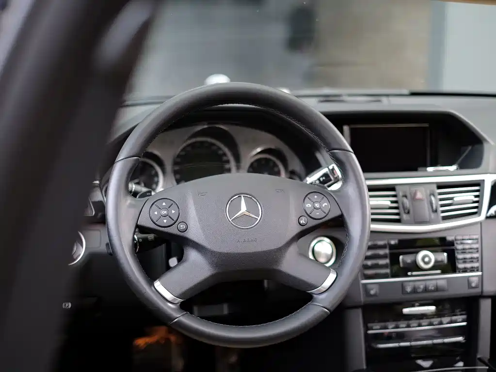 Mercedes-Benz E-Class 2011 — фото 43