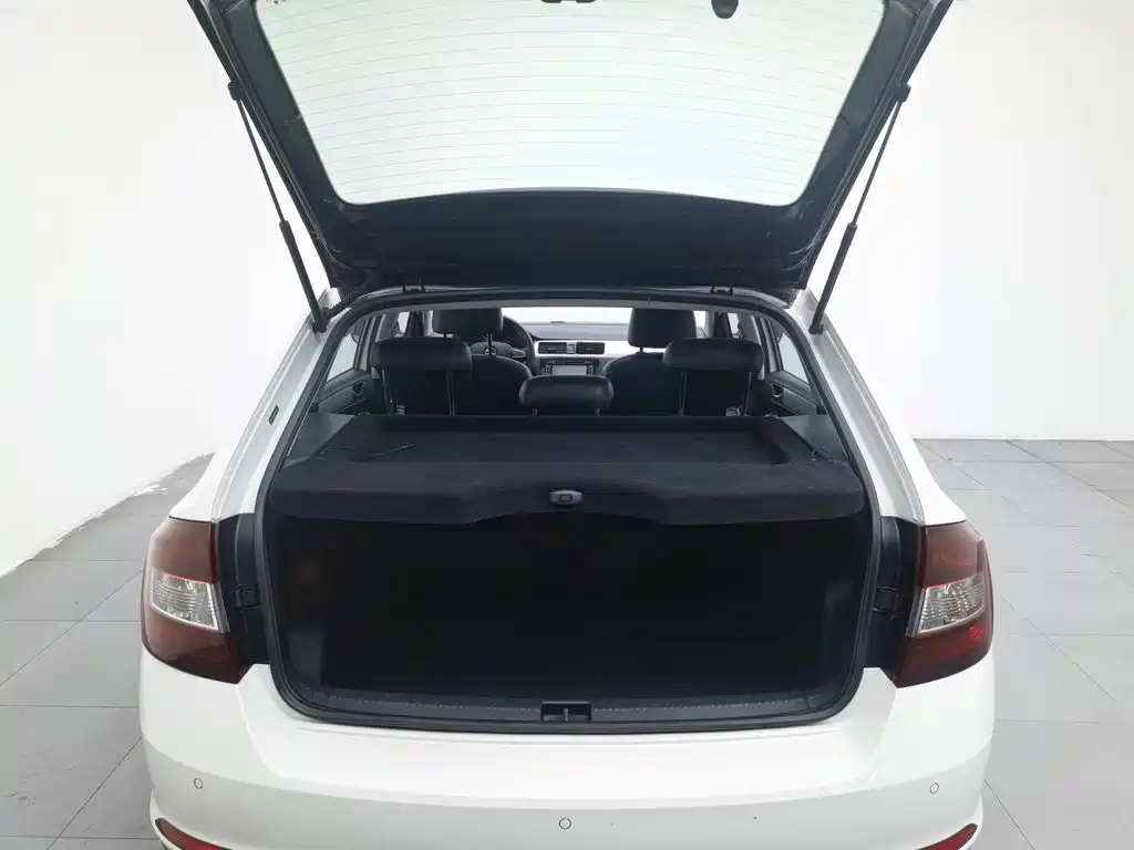 Skoda Rapid Spaceback 2015 — фото 16