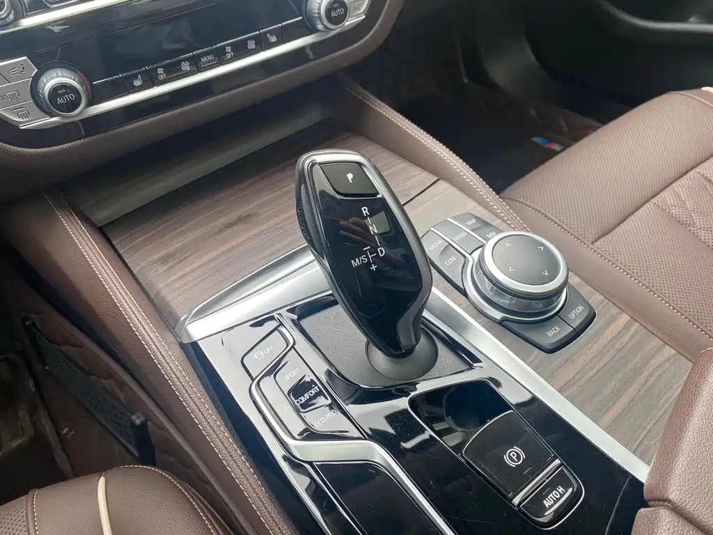 BMW 5 Series 2022 — фото 16